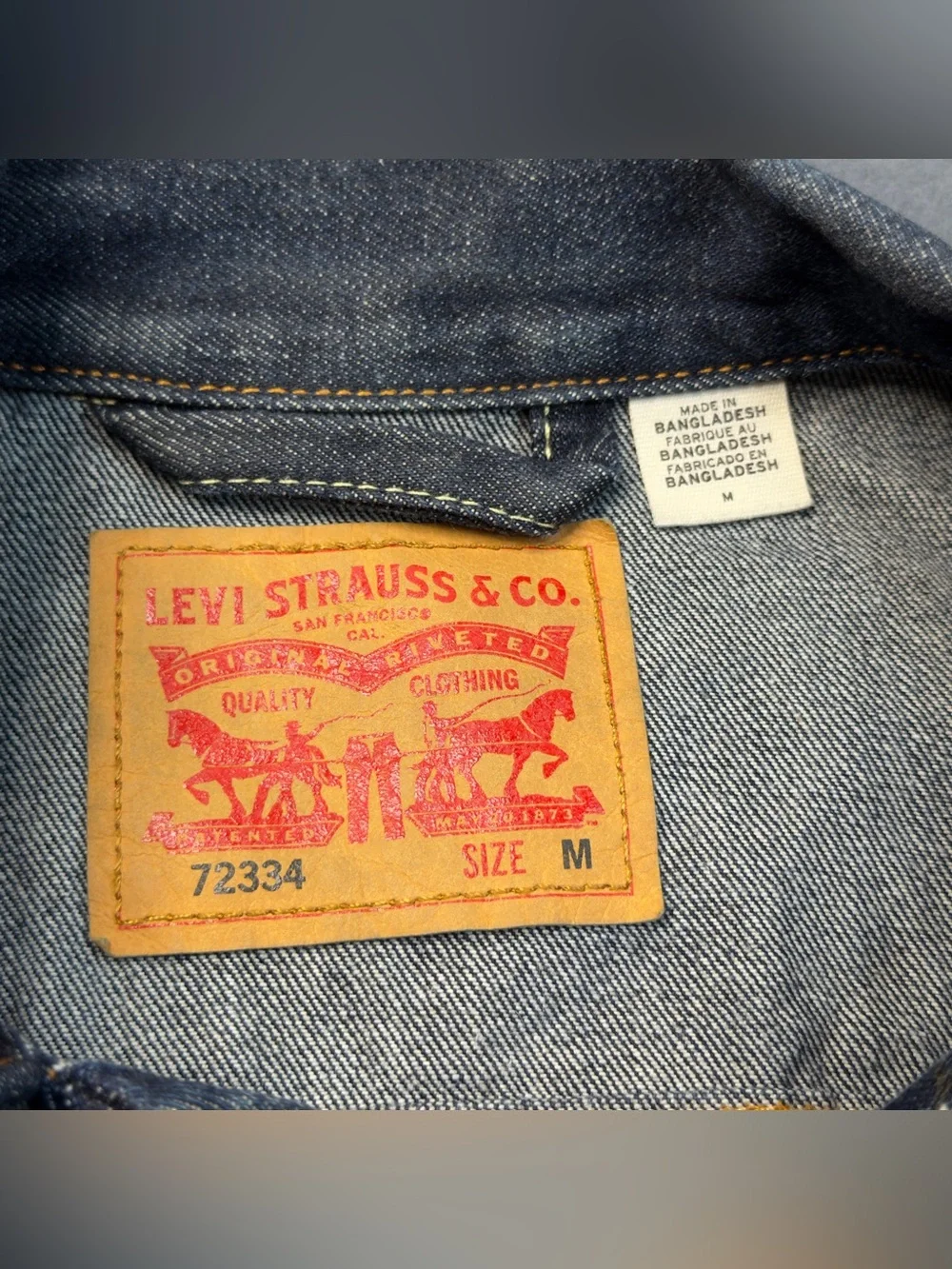 Levi's Men's 72334 Denim Trucker Jacket Size M Medium Dark Wash Red Tab⁠ - Picture 3 of 9